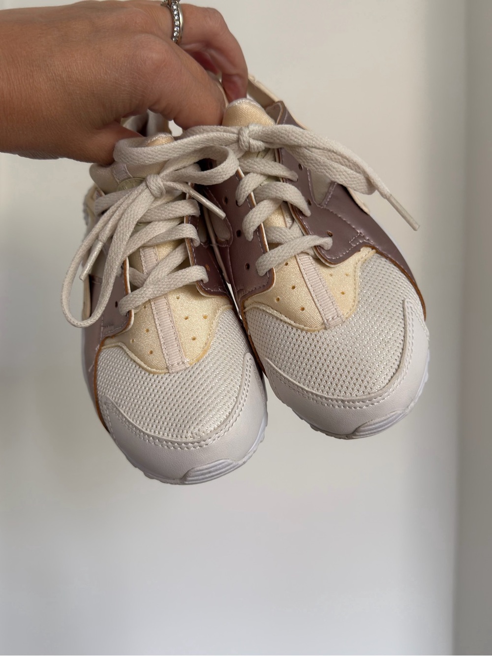 Nike Huaraches Cream Athletic Sneakers Lace-Up Shoes Size 13.5C Toddler Girls - Picture 2 of 4